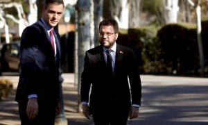 Imagen de febrero de 2020 de Pedro Sánchez y Pere Aragonés en el Palacio de la Moncloa antes de la primer reunión de la mesa de diálogo entre el Gobierno y Catalunya. EFE/Kiko Huesca