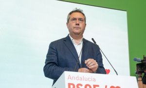 El candidato del PSOE-A a la presidencia de la Junta, Juan Espadas, en la rueda de prensa que ha ofrecido en la sede del partido con la secretaria general, Susana Díaz (no aparece en la imagen). E.P./Eduardo Briones