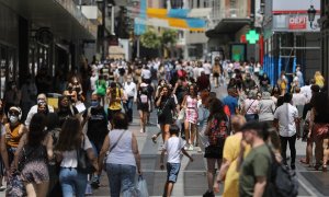 Un grupo de personas camina en el centro de la capital, a 28 de junio de 2021, en Madrid.