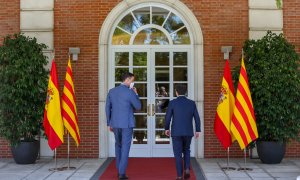 El presidente del Gobierno, Pedro Sánchez (i), recibe en el Palacio de la Moncloa al president de la Generalitat de Catalunya, Pere Aragonès, a 29 de junio de 2021, en Madrid (España)