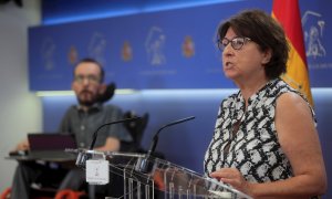 01/07/2021.- La portavoz de Sanidad de Unidas Podemos, Rosa Medel, da una rueda de prensa en presencia del portavoz de la formación en el Congreso, Pablo Echenique, este jueves en el Congreso de los Diputados. EFE/Fernando Alvarado