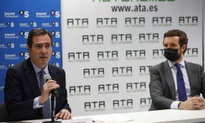 El presidente de la CEOE, Antonio Garamendi (i), y el presidente del PP, Pablo Casado (d), intervienen en el curso de verano "El futuro de los autónomos y emprendedores en la era post-vovid", organizado por la Asociación de Trabajadores Autónomos (ATA),