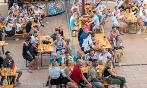 Turistas alemanes siguen el partido de octavos de final de la Eurocopa entras las selecciones de Inglaterra y Alemania, este martes, desde El Arenal, en Palma de Mallorca este 29 de junio de 2021.