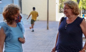 Isabel Matute y Paqui Mengal conversan en la plaza de las Chimeneas del barrio de Carrús, en Elx.  - Magaly Zafra Lorente