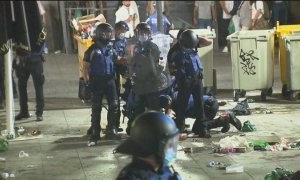 02/07/2021 - La Policía Municipal ha tenido que intervenir para despejar la plaza ante las aglomeraciones en Pedro Zerolo sin mascarilla ni distancia.