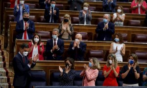 30/06/2021.- El presidente del Gobierno, Pedro Sánchez (i) recibe el aplauso de la bancada socialista tras su intervención este miércoles en el pleno del Congreso donde el gobierno explica los indultos a los líderes independentistas e informar de la situa