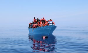 Una embarcación a la deriva con migrantes antes de ser rescatados por un buque de MSF en el Mediterráneo central el pasado junio.