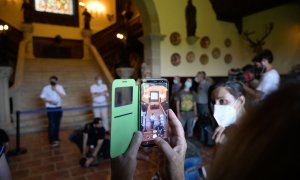 arios representantes de colectivos de memoria histórica y víctimas del franquismo, durante su visita al interior del Pazo de Meirás el día de su reapertura al público