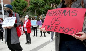 Varias personas participan en una concentración contra los abusos sexuales de un masajista de Larratxo a tres adolescentes.