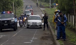 Policías toman hoy fotos a familiares de opositores presos que se presentan ante la sede de la Dirección de Auxilio Judicial de la Policía Nacional para solicitar una visita a sus seres queridos, en Managua (Nicaragua).