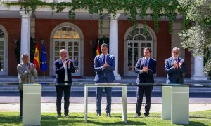 (I-D) El secretario general de UGT, Pepe Álvarez; el secretario general de CCOO, Unai Sordo; el presidente del Gobierno, Pedro Sánchez; el presidente de la CEOE, Antonio Garamendi; y el presidente de CECALE, Santiago Aparicio, aplauden tras la firma del a