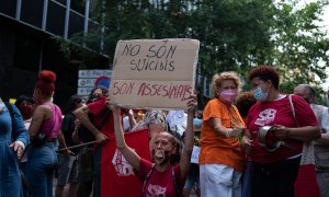 15/06/2021.- Concentración en Barcelona tras el suicidio de un hombre cuando iba a ser desahuciado. Pau Venteo / Europa Press