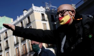 Hombre haciendo el saludo fascista. Foto de archivo.