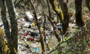 Vertedero ilegal en el arroyo de Pedroso en Palacios del Sil (León).