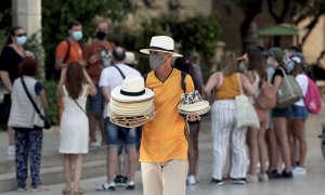 El repunte acelerado de los contagios, sobre todo entre la población más joven, ha llevado a muchas comunidades a reforzar las restricciones, en especial al ocio nocturno, justo en un momento vital para la temporada turística con la ansiada llegada de vis