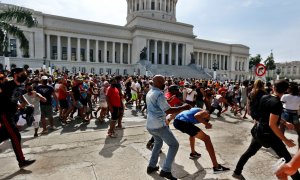 Personas se manifiestan frente al capitolio de Cuba hoy, en La Habana (Cuba).