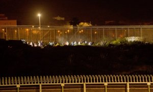 Varios marroquíes intentan llegar a suelo español desde la frontera que separa Melilla y Marruecos.