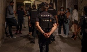 Efectivos de la Policía Nacional vigilando las calles del casco viejo de la ciudad de Orense en la madrugada del pasado sábado 10 de julio.