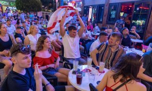 Turistas ingleses atienden en Magaluf, Mallorca, al partido de semifinales entre Dinamarca e Inglaterra que se disputó el pasado miércoles 7 de julio.