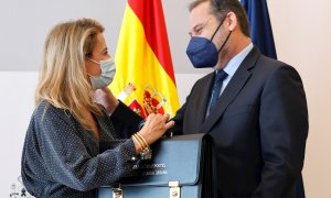 La nueva ministra de Transporte, Movilidad y Agenda Urbana, Raquel Sánchez (i), asume el cargo y recibe la cartera de manos de su antecesor, José Luis Ábalos (d).