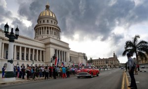 Simpatizantes del gobierno de Miguel Diaz-Canel se manifiestan frente al Capitolio, sede de la Asamblea Nacional, hoy, en La Habana (Cuba). El secretario general de la Organización de Estados Americanos (OEA), Luis Almagro, pidió este lunes que cese "la r