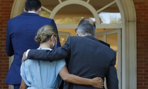 Yolanda Díaz abraza a Fernando Grande-Marlaska