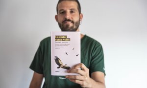 El periodista Andreu Merino amb el llibre.