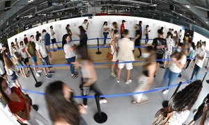 Cientos de personas, entre los que se encuentran los jóvenes mayores de 16 años, hacen cola en el hospital Enfermera Isabel Zendal de Madrid, para ser vacunados frente al coronavirus, el pasado martes 13 de julio.