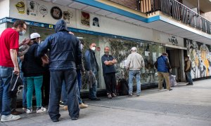 Un grupo de personas en la cola del hambre.