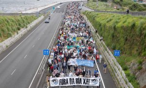 Decenas de personas con una pancarta en la que se lee: `Fóra da ría xa!´, durante una manifestación contra Ence, a 4 de julio de 2021, en Vigo