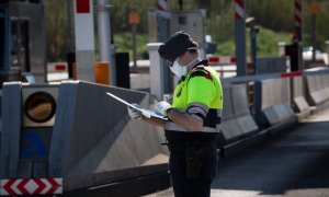 Imagen de archivo de un agente de los Mossos d'Esquadra en un control de tráfico. - EUROPA PRESS