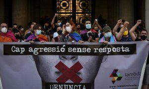 Imagen de archivo de varias personas que sostienen una pancarta contra la LGTBfobia en la manifestación que condena el asesinato de Samuel, en Valéncia.