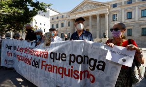 18/07/2021.- Miembros de asociaciones memorialistas y en favor de la memoria histórica se han concentrado este domingo, 18 de julio, en las puertas del Congreso para reclamar una condena al franquismo y una ley de memoria democrática coincidiendo con el 8