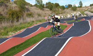 Un grup de ciclistes al circuit de ‘pump track’ de Castellolí, a l’Anoia.