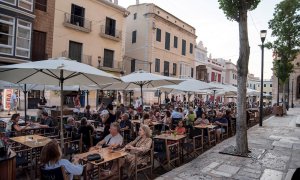 Vista de una terraza el miércoles 21 de julio de 2021 por la noche en las calles del centro histórico de Mahón, Menorca.