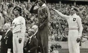 Jesse Owens, entre Naoto Tajima y Luz Long, tras ganar la prueba de salto de longitud en los Juegos Olímpicos de Berlín.