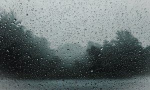 Gotas de lluvia en una ventana.