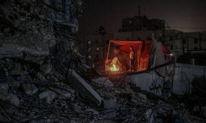 Palestinos sentados dentro de sus tiendas en las ruinas de la ciudad destruida de Beit Hanoun