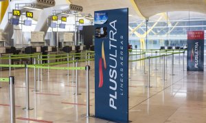 Un panel muestra información sobre vuelos de la aerolínea Plus Ultra, en el aeropuerto de Madrid - Barajas Adolfo Suárez, el 21 de abril de 2021, en Madrid.