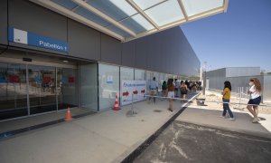 Gente esperando para ponerse la vacuna en el Hospital Zendal.