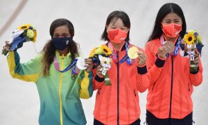 La medallista de oro Momiji Nishiya (Centro) de Japón, la medallista de plata Rayssa Leal (Izquierda) de Brasil y la medallista de bronce Funa Nakayama (Derecha).