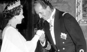 Juan Carlos I saluda a Isabel II en esta imagen histórica, una de las pocas que hay de los dos en los archivos gráficos.