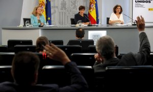 La vicepresidenta primera del Gobierno y ministra de Asuntos Económicos, Nadia Calviño; la ministra de Política Territorial y portavoz del Gobierno, Isabel Rodríguez, y la ministra de Hacienda, María Jesús Montero, dan una la rueda de prensa posterior a l