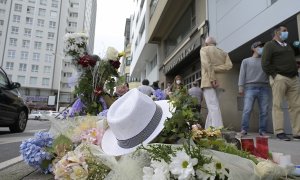 Altar en la acera donde fue golpeado Samuel, el joven asesinado en A Coruña.