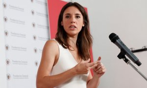 28/07/2021.- La ministra de Igualdad, Irene Montero, atiende a los medios de comunicación en la inauguración de un curso de verano de la Universidad Complutense, antes de presentar la campaña 'Punto violeta'. EFE/Chema Moya