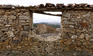 Imagen de una casa en ruinas en el pueblo de Sarnago, Soria, abandonado y sin habitantes por la despoblación rural.