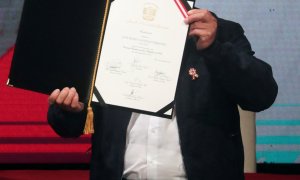 El presidente de Perú, Pedro Castillo, enseña los certificados que le confirman como ganador de las elecciones.