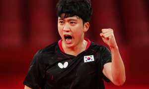 Jeoung Young-Sik de Corea del Sur reacciona durante el partido contra Fan Zhendong de China.