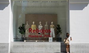 Una joven, junto al escaparate de una tienda de moda en el centro de Madrid. REUTERS/Juan Medina