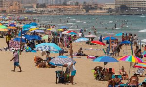 Cientos de personas en la playa de La Manga del Mar Menor, Cartagena, el pasado viernes 23 de julio.